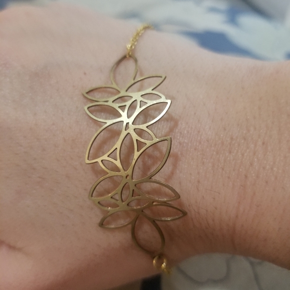 🌺 Gold Floral Bracelet - Picture 3 of 4